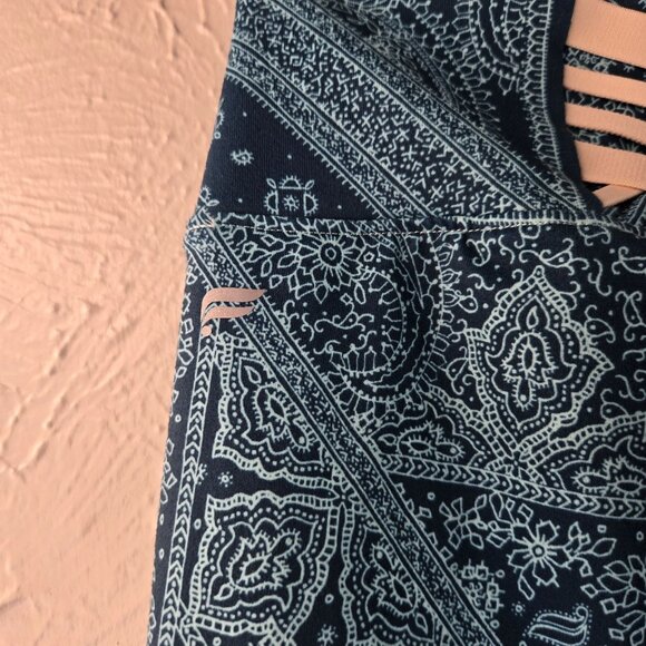 Fabletics Leggings Sz Large Blue Bandana Stretchy Athletic Workout Pull On Pants - Picture 11 of 13
